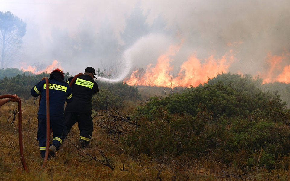 φωτιές-στο-νοσοκομείο-ένας-πυροσβέστ-561460918