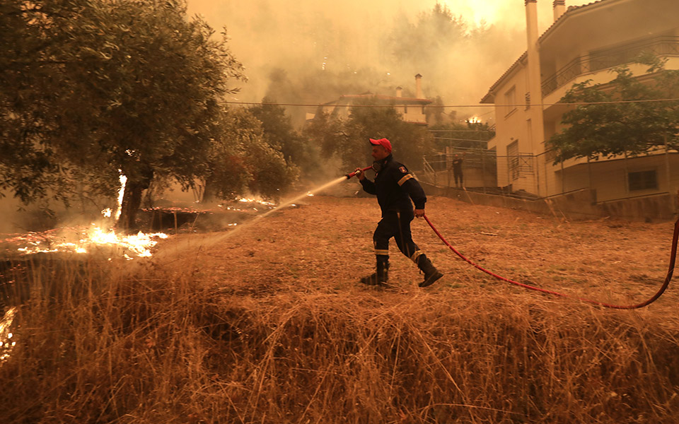 dw-η-γερμανία-στέλνει-216-πυροσβέστες-και-44-561461548