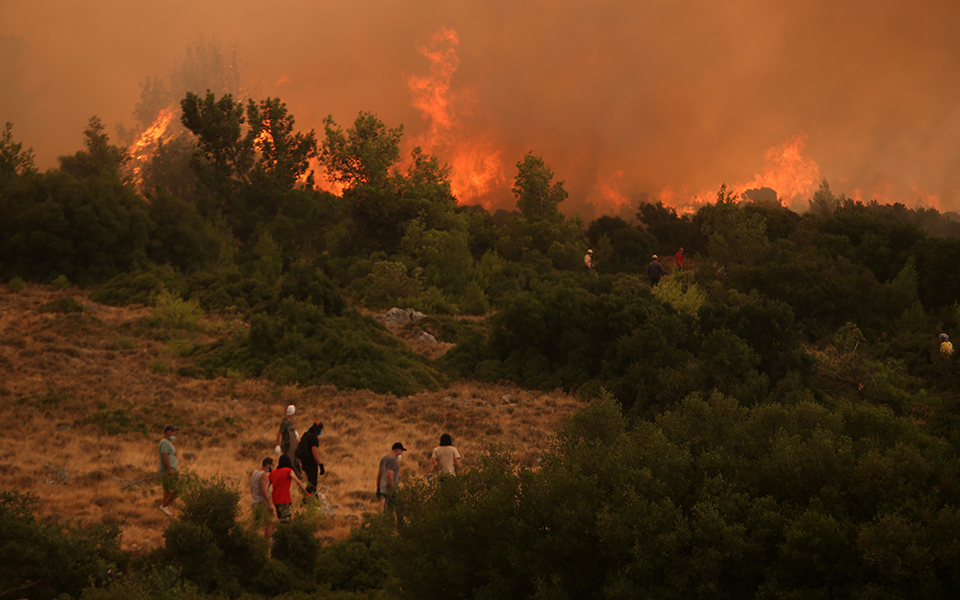 meteo-η-έκρηξη-της-φωτιάς-στα-βίλια-561470173