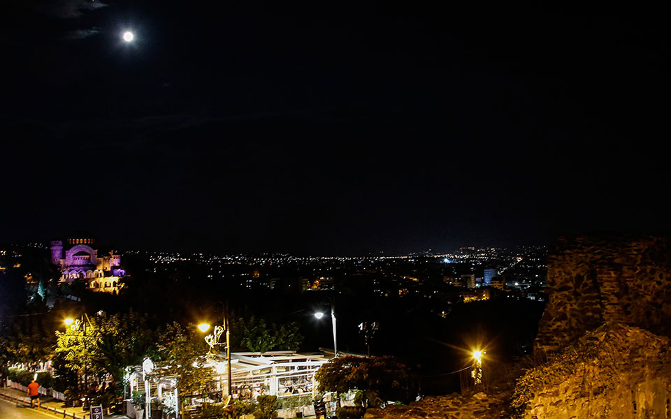 Υπό το φως της Αυγουστιάτικης πανσελήνου (εικόνες)-2