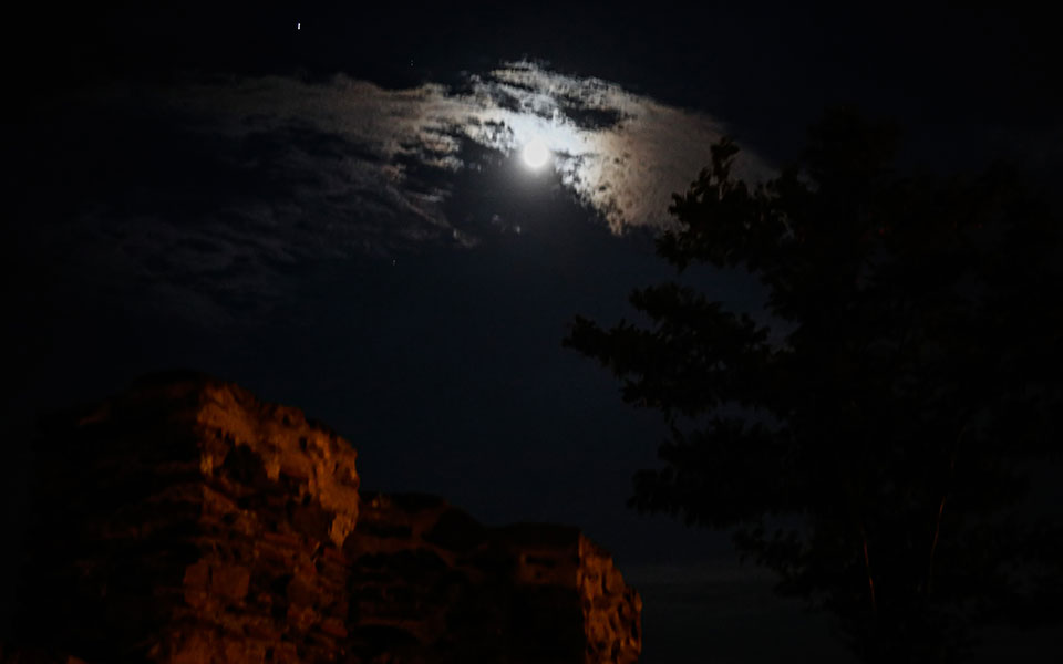 Υπό το φως της Αυγουστιάτικης πανσελήνου (εικόνες)-1