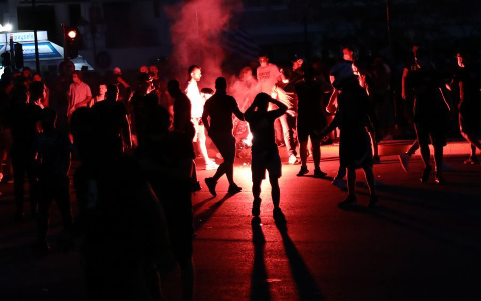 Επεισόδια στη συγκέντρωση των αντιεμβολιαστών στο Σύνταγμα-1