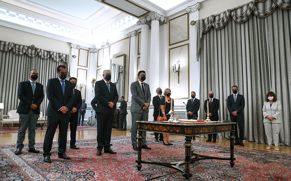 ανασχηματισμός-η-ορκωμοσία-των-νέων-μ-561480904