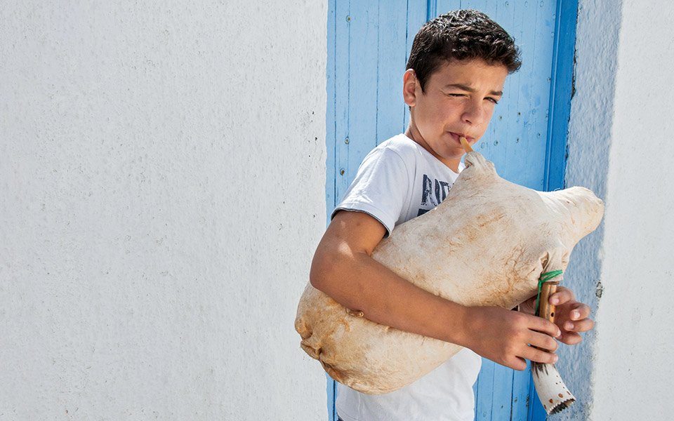 η-τσαμπούνα-τραγουδάει-ακόμη-561479104