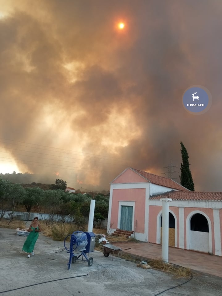 Πύρινα μέτωπα: Ανεξέλεγκτη η φωτιά στη Ρόδο, εκκένωση οικισμών-3