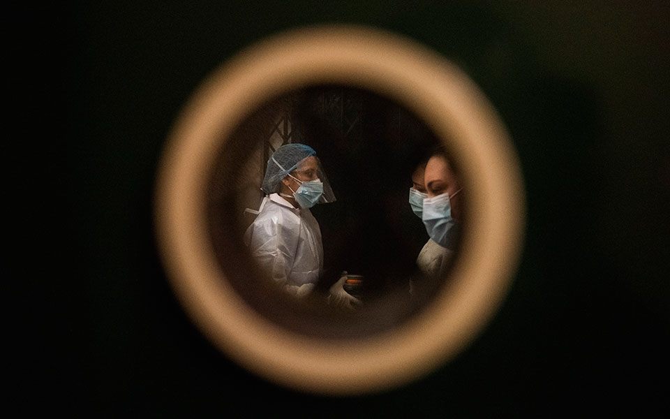 κορωνοϊός-έξι-θάνατοι-νέων-μέσα-σε-μι-561472468