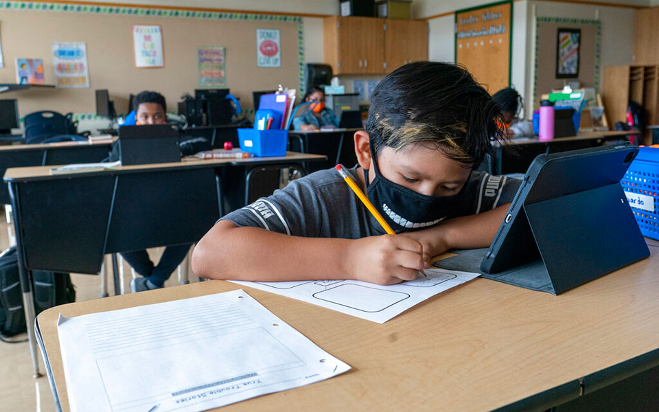 κορωνοϊός-ανεμβολίαστος-εκπαιδευτι-561477598