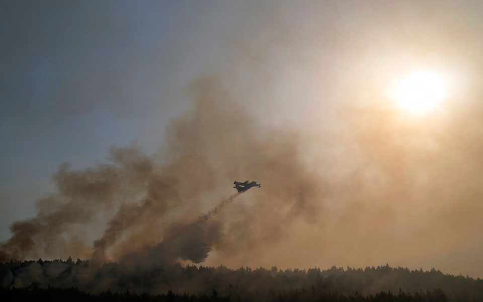 φωτιές-σε-βαρυμπόμπη-εύβοια-ενεργο-561457198