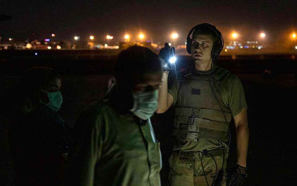 αφγανιστάν-έξι-ύποπτα-πρόσωπα-ταξί-561473200