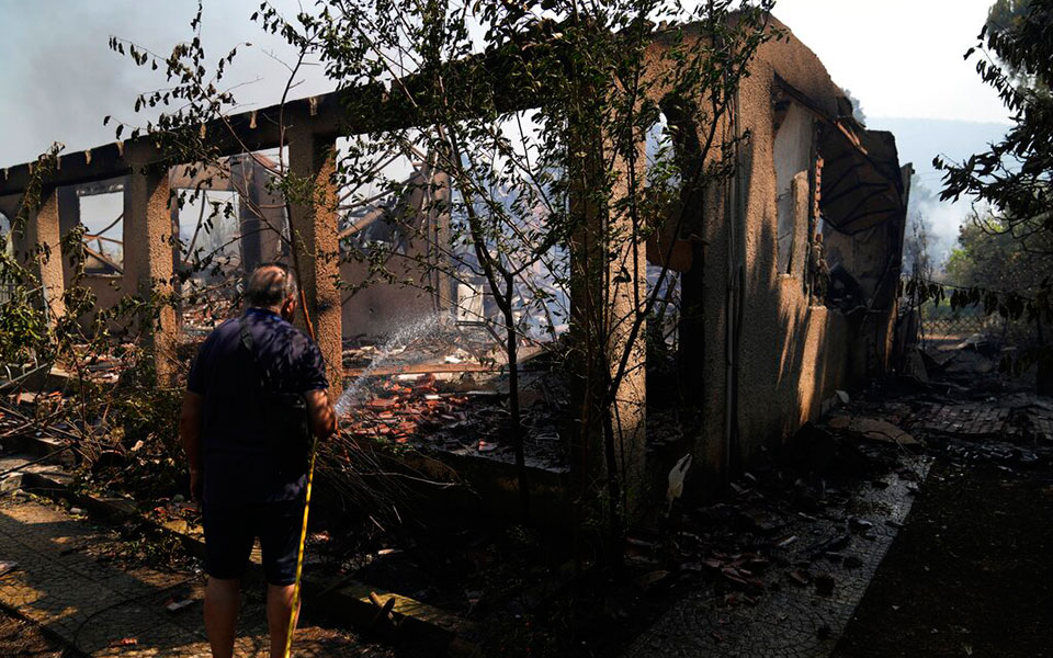 Φωτιά στα Βίλια: Σε ύφεση η πυρκαγιά – Ορατό από το διάστημα το νέο μέτωπο-2
