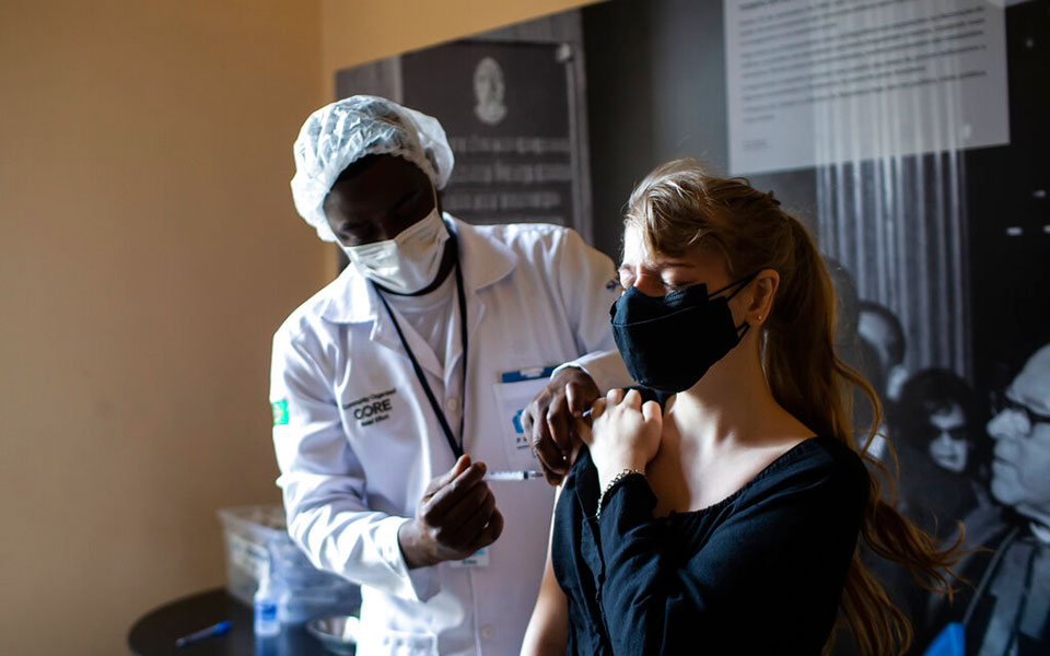 ηπα-μόνο-εμβολιασμένοι-στο-γραφείο-561476446