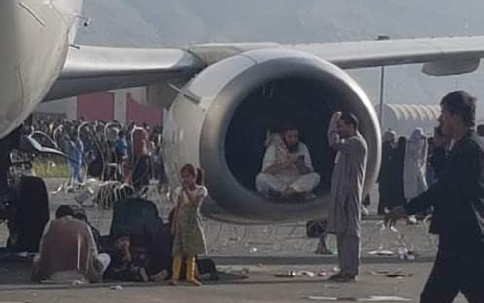 Αεροδρόμιο Καμπούλ: Αφγανοί πέφτουν στο κενό από αεροπλάνο που απογειώνεται (βίντεο)-2