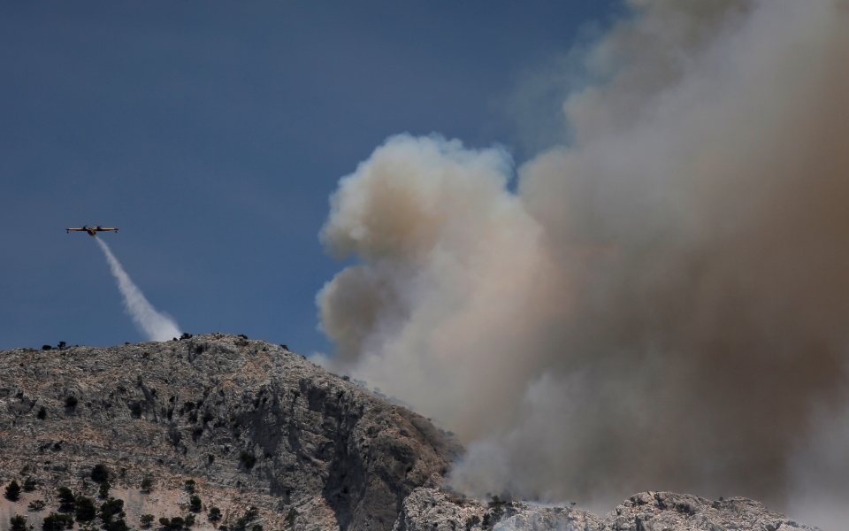 πυροσβέστες-και-οχήματα-στέλνει-στην-561461152