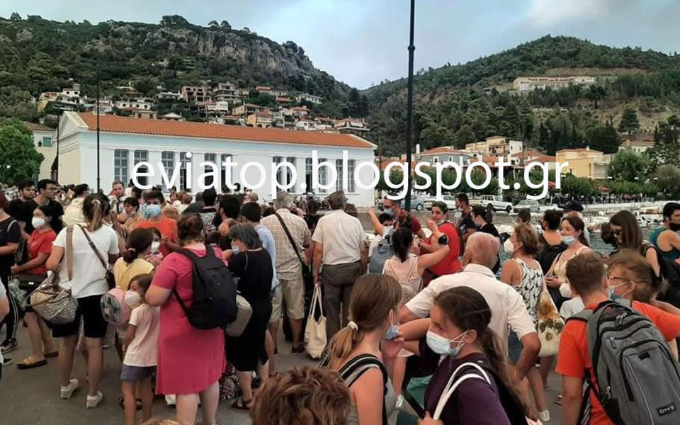 Με φέρι μποτ η διάσωση των κατοίκων στη Λίμνη Ευβοίας-1