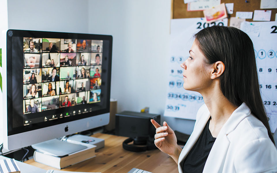 ανησυχία-για-τις-διαδικτυακές-συνελε-561463741