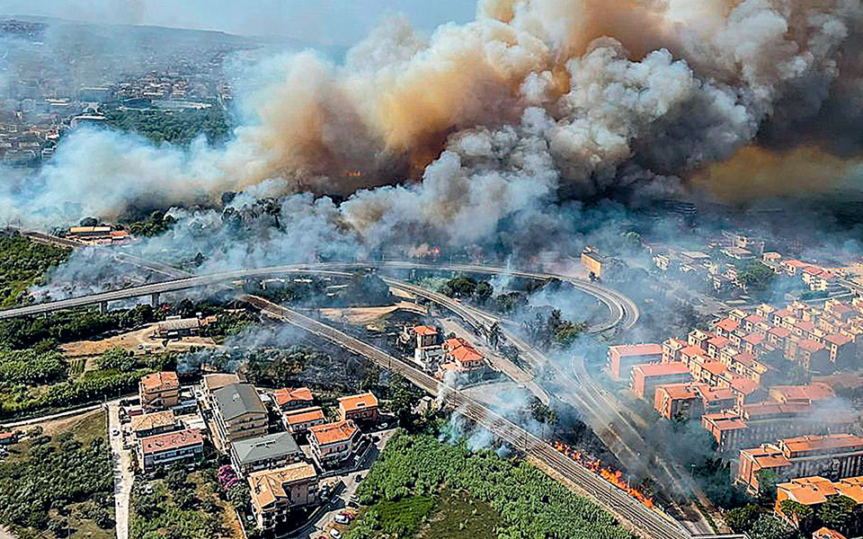 σε-πύρινο-κλοιό-η-νότια-ευρώπη-561454951