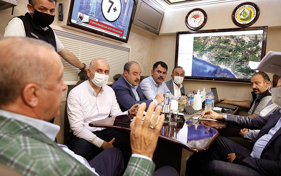 ο-ερντογάν-δείχνει-εχθρούς-για-τις-φωτ-561459064