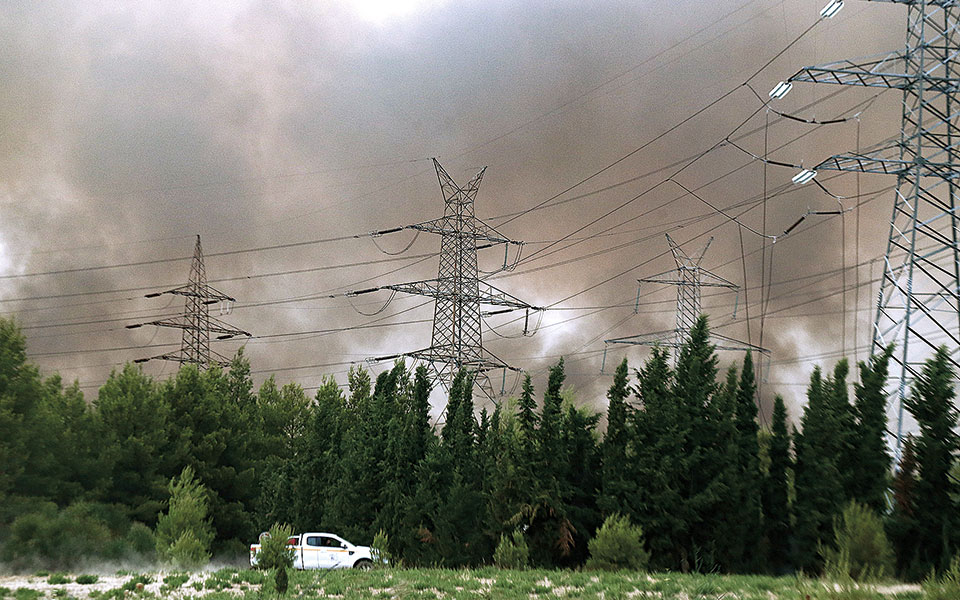 ηλεκτρικό-ρεύμα-σε-επιφυλακή-για-την-α-561458824