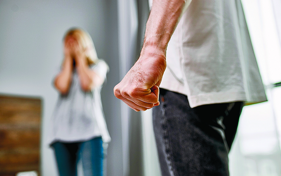 οι-γυναίκες-κινδυνεύουν-μέσα-στο-σπίτ-561461161