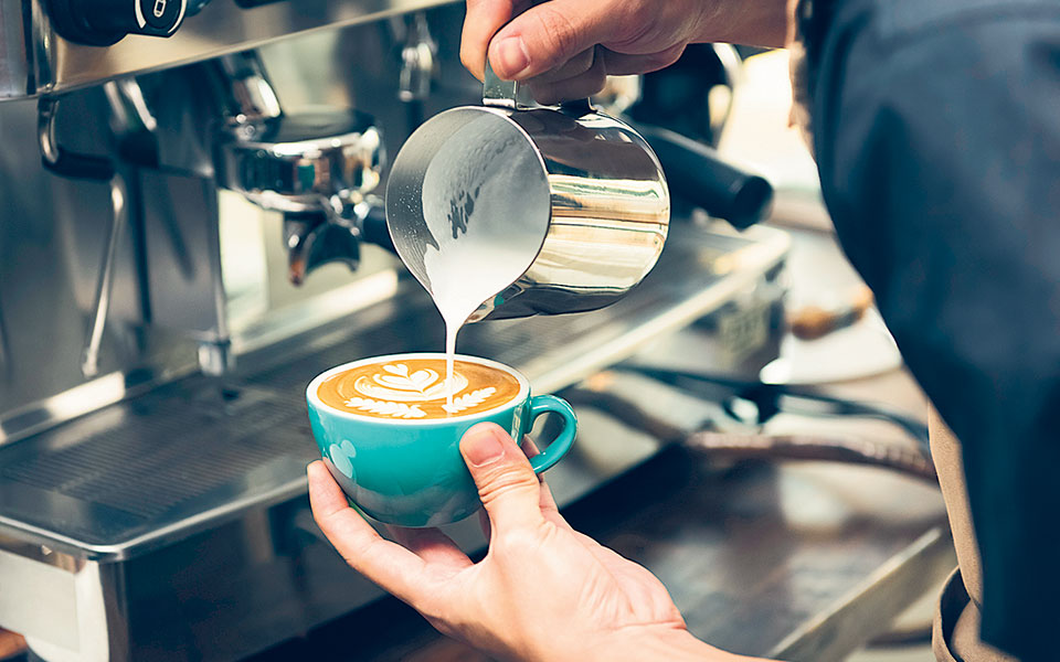 η-μάχη-του-καφέ-μεταφέρεται-στα-ράφια-τ-561460357