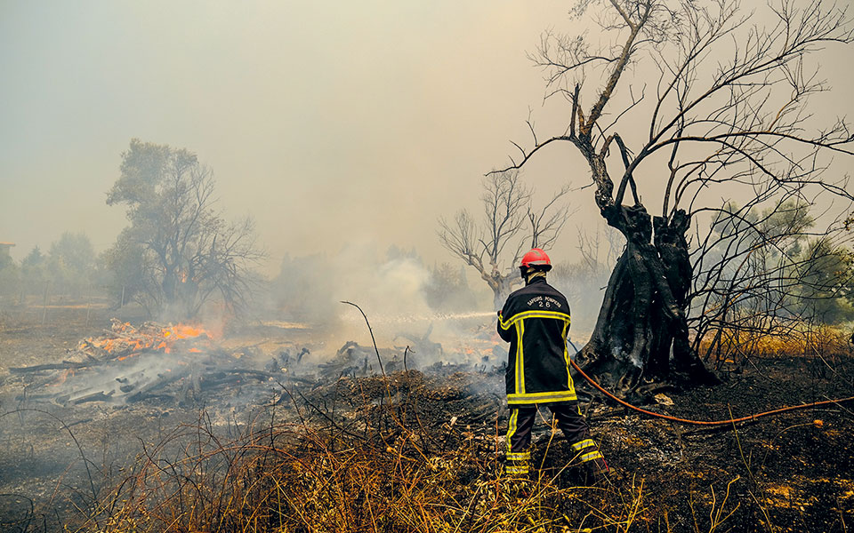 άνιση-μάχη-σε-πολλαπλά-πύρινα-μέτωπα-561460066
