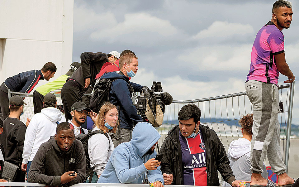 επί-ποδός-το-παρίσι-για-την-υποδοχή-του-561462547