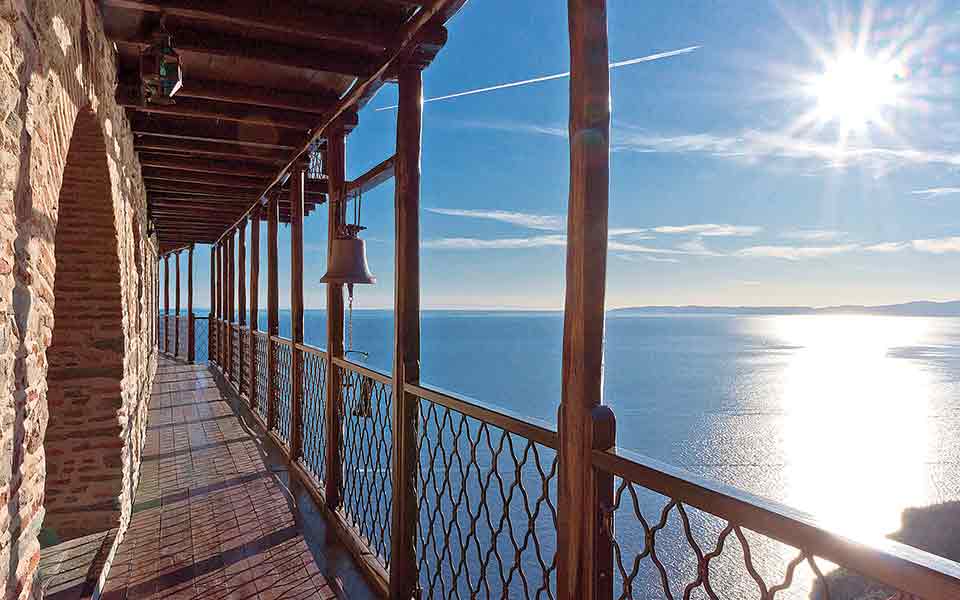 ο-ηλεκτρικός-διάδρομος-του-μοναχού-561466165