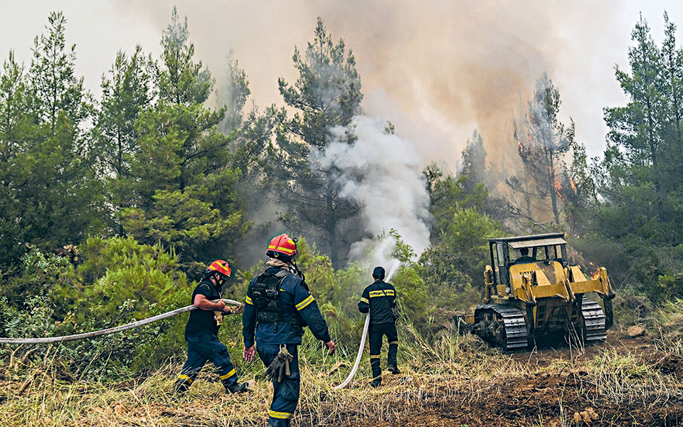 φωτιές-σκληρή-μάχη-με-τις-αναζωπυρώσε-561463339