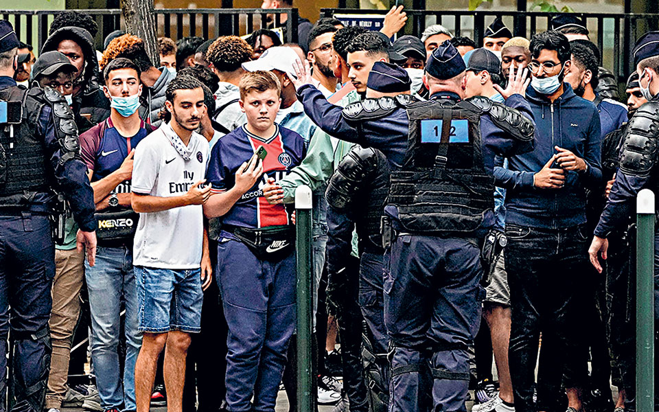 to-παρίσι-χορεύει-στους-ρυθμούς-του-λι-561463750