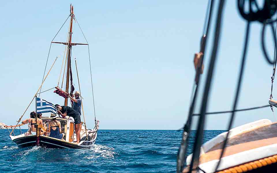 εμεναν-μόνο-τα-κύματα-και-ο-σκληρός-νόμ-561465934