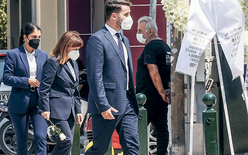 στην-κηδεία-του-εθελοντή-η-πρόεδρος-τη-561463345