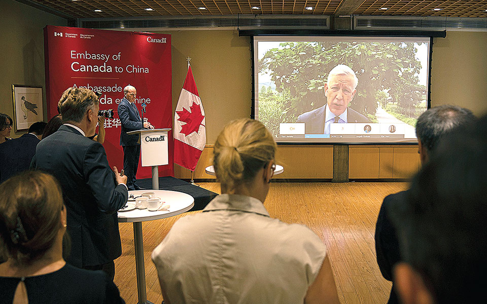 πίεση-στην-κίνα-για-τους-δύο-καναδούς-561464311