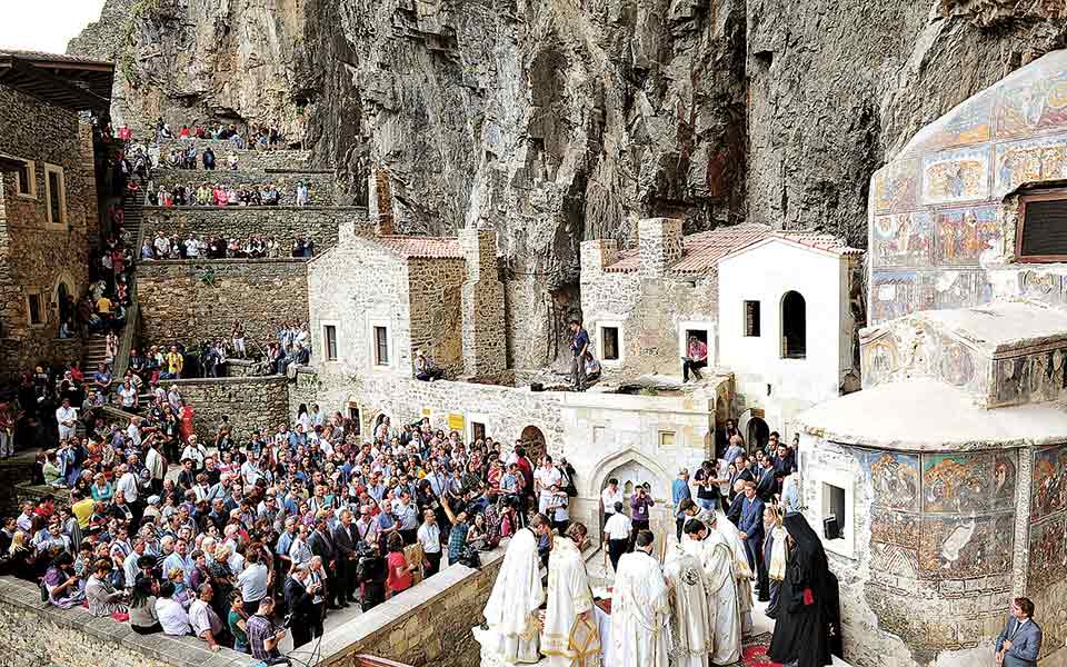 δέηση-στην-αετοφωλιά-της-παναγιάς-561466546