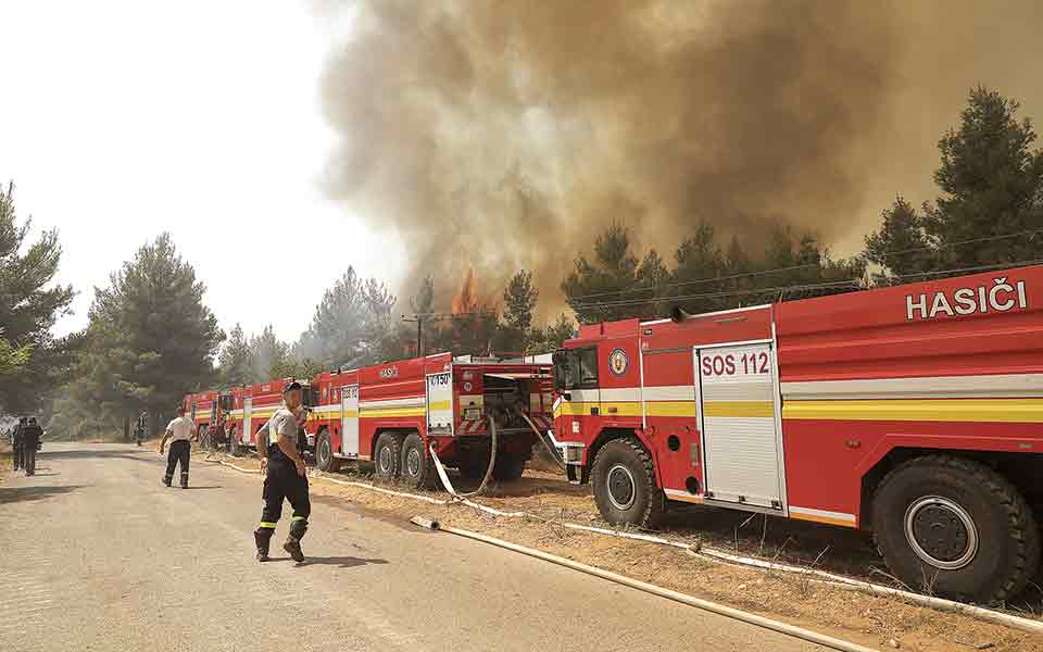έσπευσαν-να-σταθούν-πλάι-μας-561466273