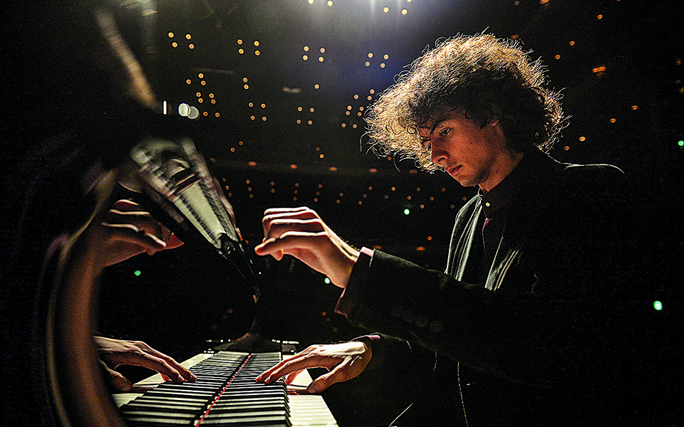 eνας-ευφυής-νεαρός-πιανίστας-με-καλλιτ-561471175