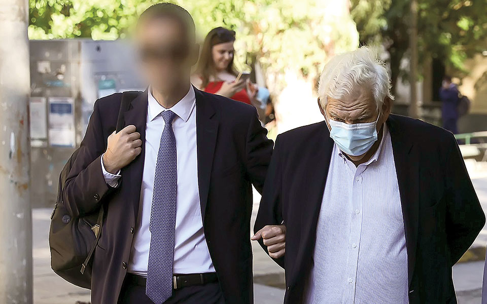 στο-εδώλιο-13-για-την-υπόθεση-folli-follie-561468757