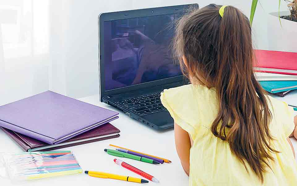 ψηφιακή-επαφή-των-παιδιών-με-τον-ελλην-561469708