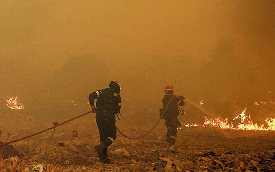 σκληρή-μάχη-στο-πύρινο-μέτωπο-των-βιλί-561469615