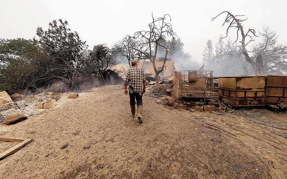 μετωπική-σύγκρουση-με-φόντο-τις-πυρκα-561470323