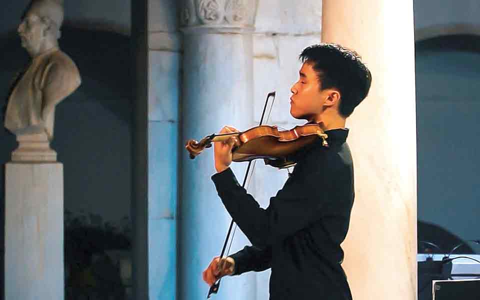 ο-αμερικανός-βιολονίστας-κέβιν-ζου-έδ-561470947