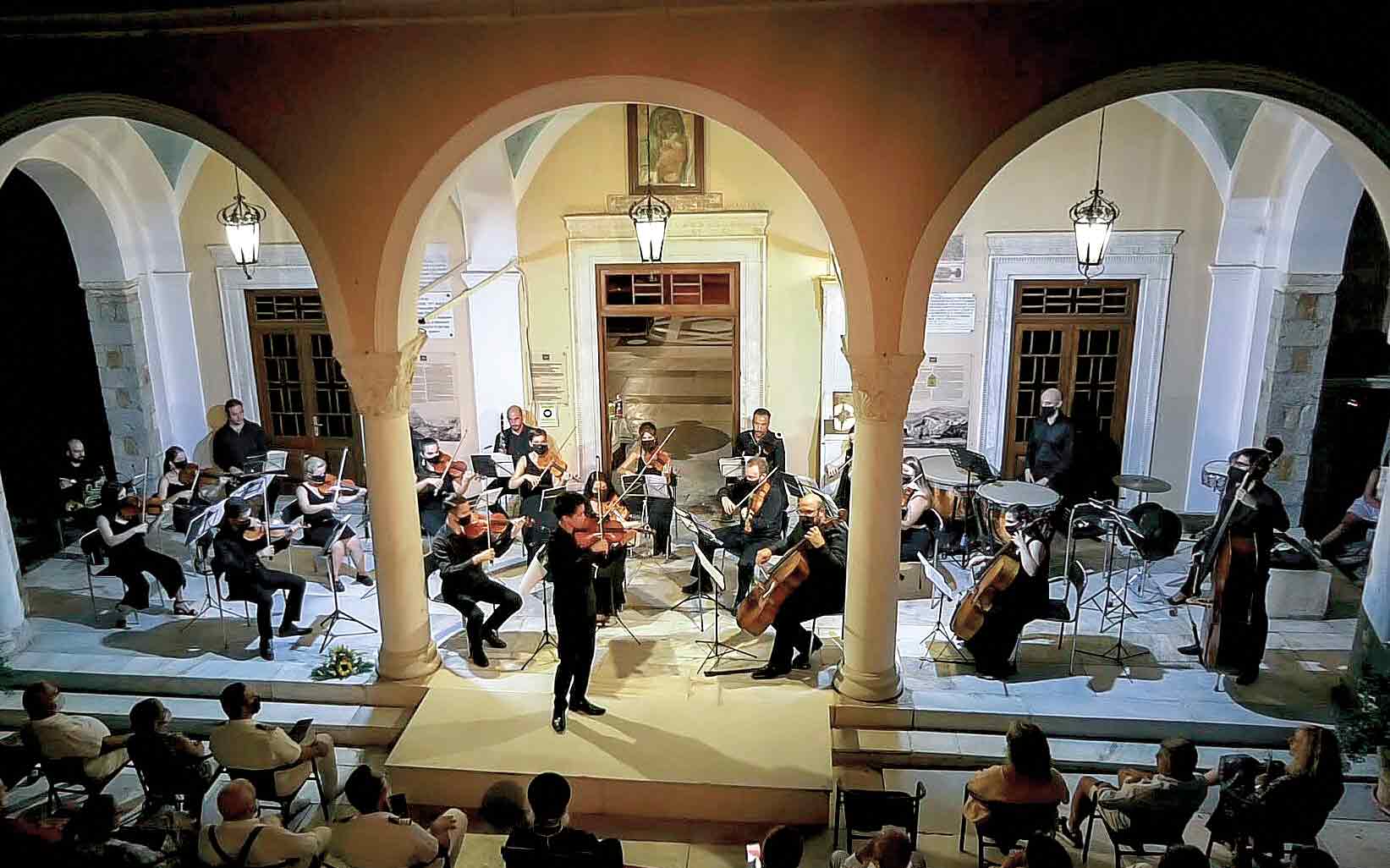 Ο Αμερικανός βιολονίστας Κέβιν Ζου έδωσε ένα ρεσιτάλ για καλό σκοπό στην Υδρα-1