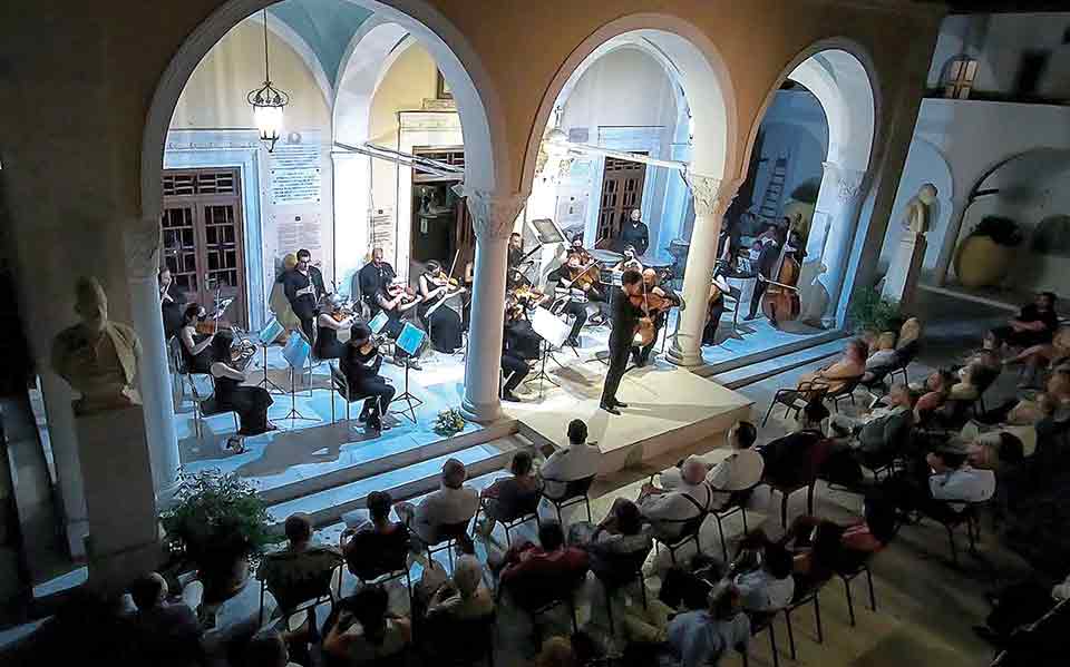 Ο Αμερικανός βιολονίστας Κέβιν Ζου έδωσε ένα ρεσιτάλ για καλό σκοπό στην Υδρα-2