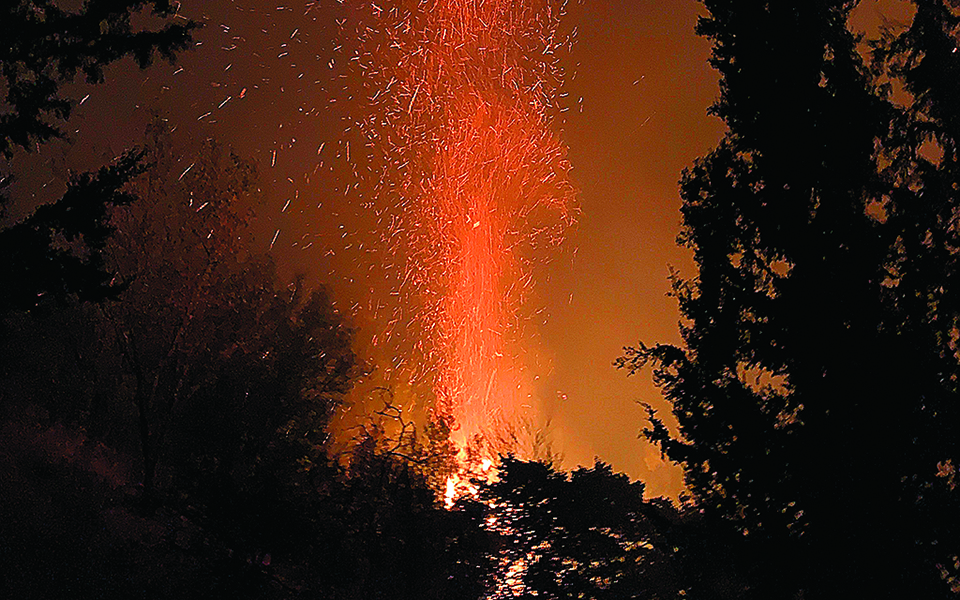 «Οι φωτιές ήταν πρωτόγνωρες»: Εθελοντής πυροσβέστης μιλάει στην «Κ»-1