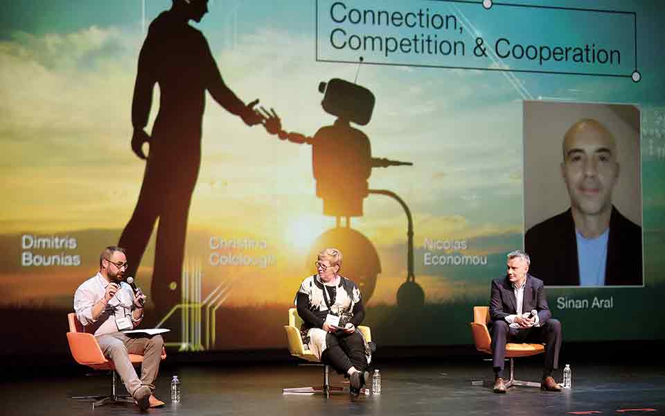 η-συναρπαστική-συζήτηση-με-μια-μηχανή-561476845