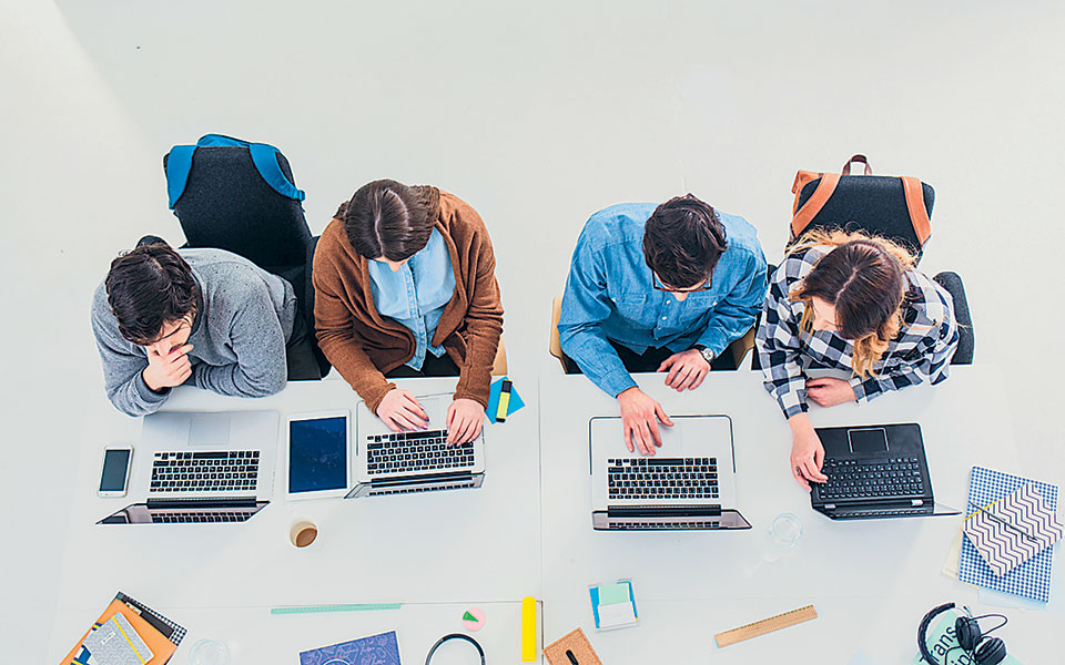 ανάχωμα-σε-πιέσεις-φοιτητών-561480403