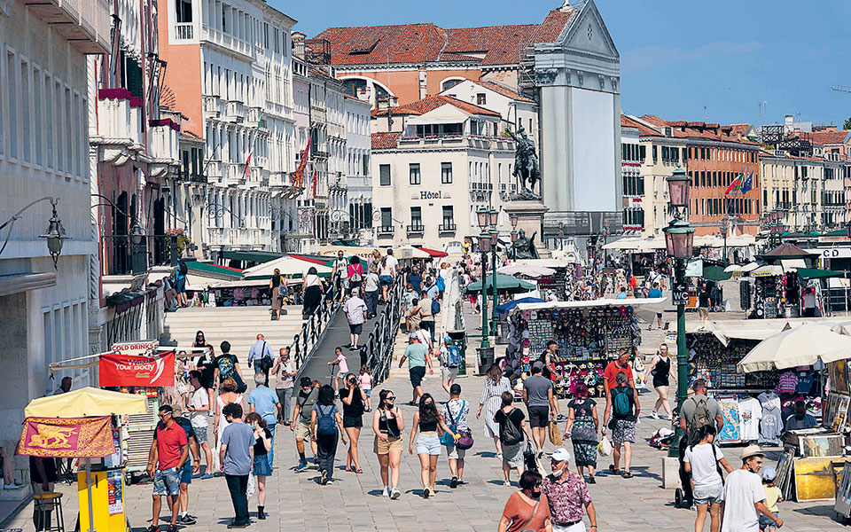 φρένο-στις-ορδές-των-τουριστών-που-κ-561480508