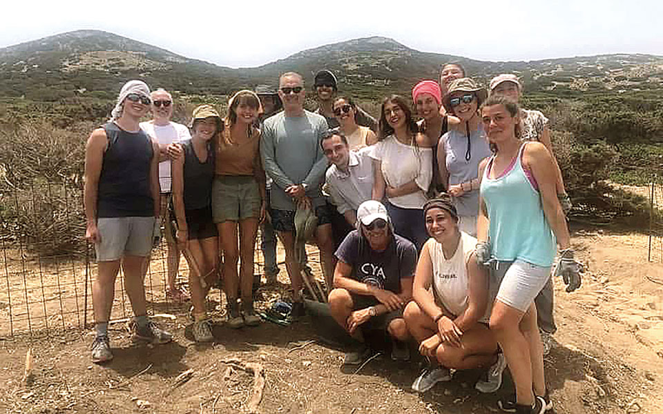 ο-τομ-χανκς-στις-ανασκαφές-στο-δεσποτι-561468955