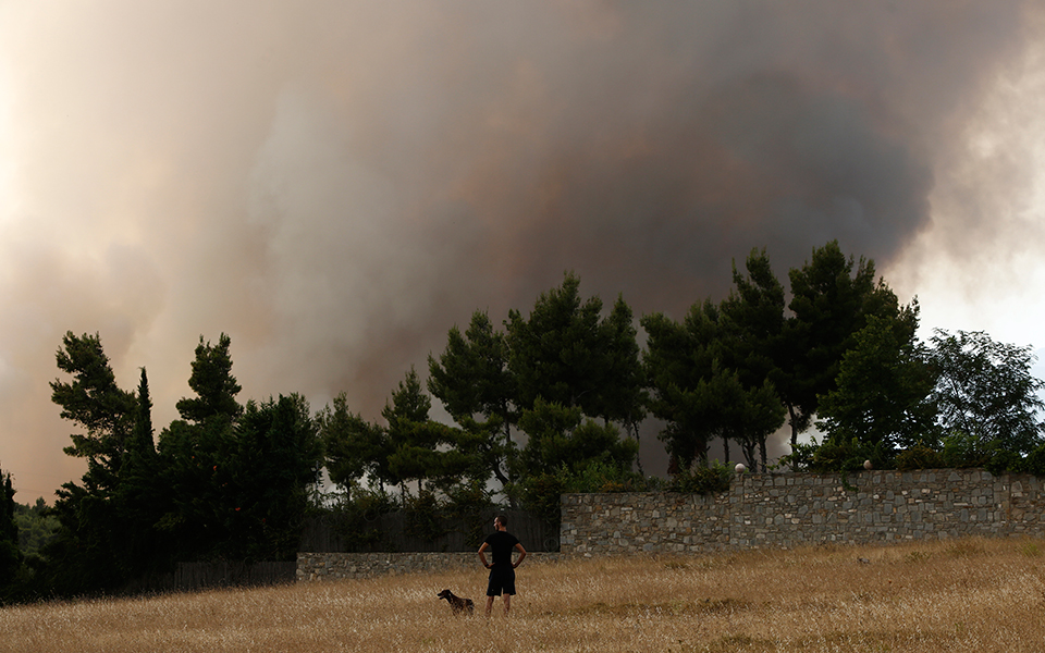 φωτιά-στη-βαρυμπόμπη-μάχη-με-τις-αναζω-561458485
