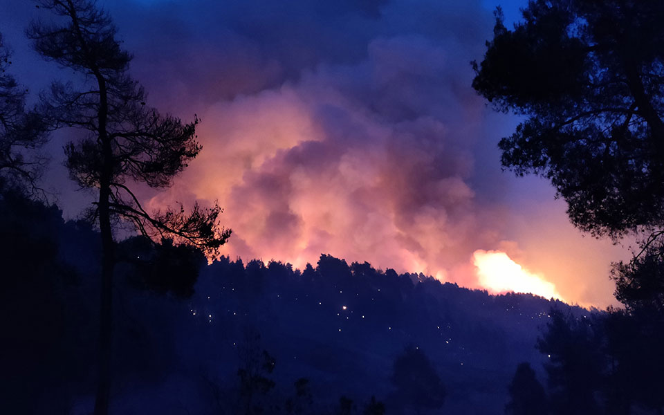πυρκαγιές-μπαράζ-εκκενώσεων-οικισμώ-561458791