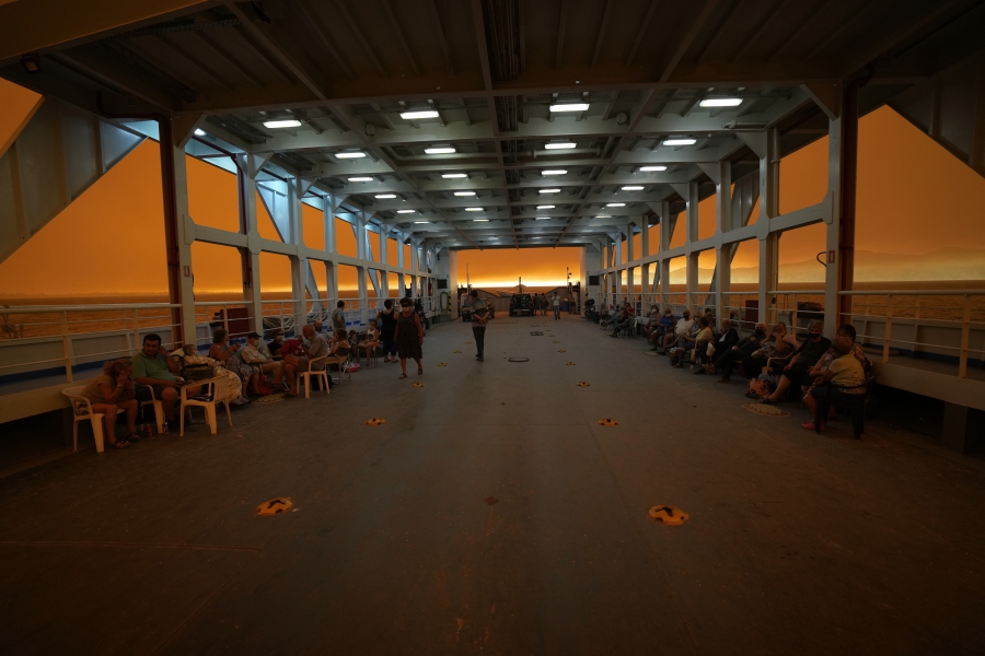 Φωτιά στην Εύβοια: Τα φέρι μποτ της μεγάλης φυγής – Συγκλονιστικές εικόνες-8